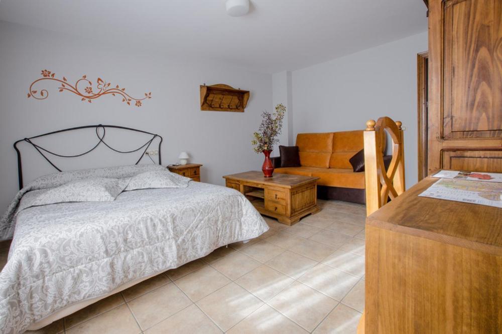 Linares de Mora Hostal Antiguo Hospital מראה חיצוני תמונה