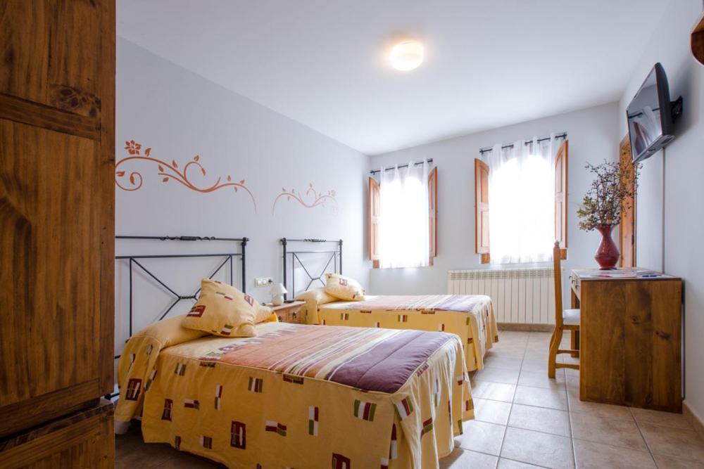 Linares de Mora Hostal Antiguo Hospital מראה חיצוני תמונה