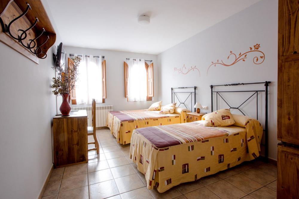Linares de Mora Hostal Antiguo Hospital מראה חיצוני תמונה